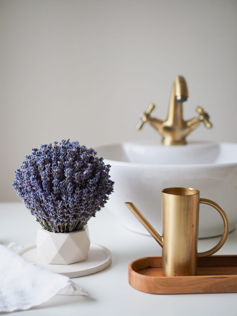 Фото яркой ароматной композиции из лаванды в бетонном кашпо. 