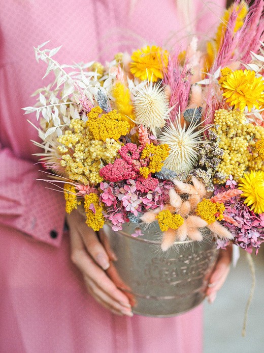 Фото яркой композиции из сухоцветов  в интерьер. 