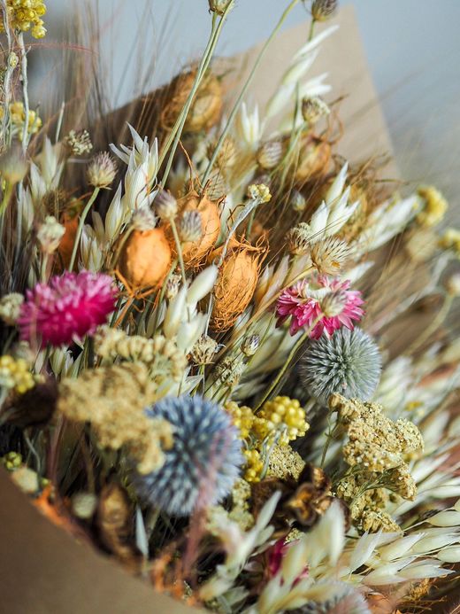 Фото яркого букета из сухоцветов. 