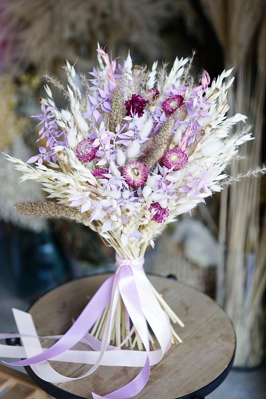 Фото яркого букета из сухоцветов в подарок девушке. 