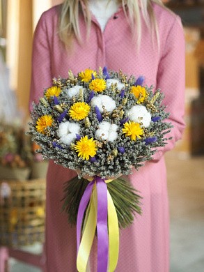 Фото яркого букета из сухоцветов в подарок. 