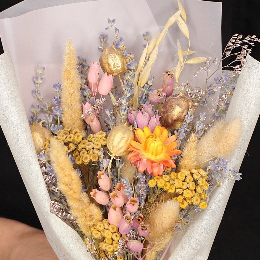 Фото яркого букета из сухоцветов в подарок. 