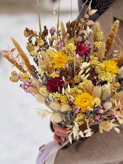 Фото яркого букета из сухоцветов с лавандином в интерьер. 