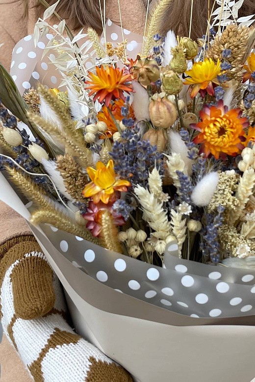 Фото яркого букета из сухоцветов в интерьер. 