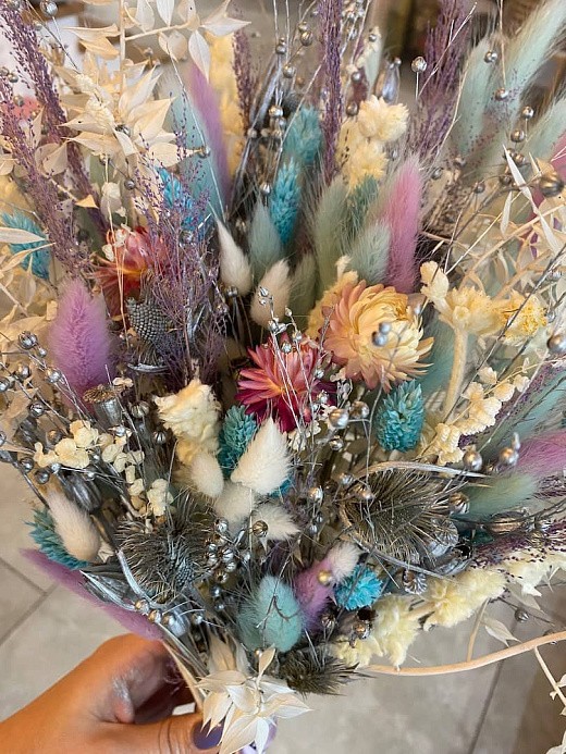 Фото яркого и в то же время нежного букета из сухоцветов в подарок. 