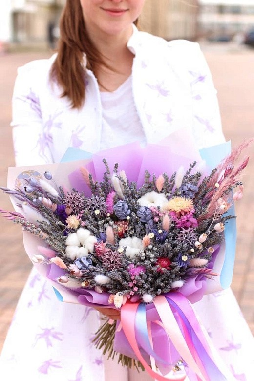 Фото яркого букета из сухоцветов с лавандином и хлопком в подарок. 