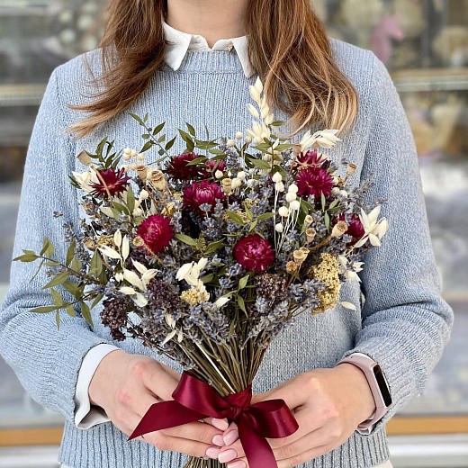 Фото яркого букета из лавандина с иглицей. 