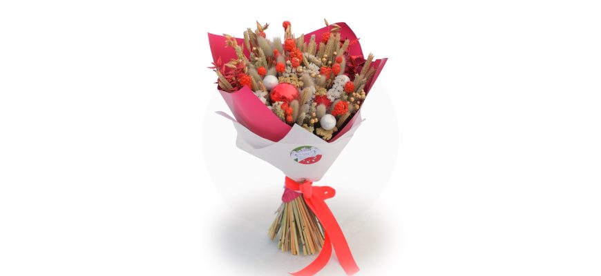 Зимний яркий букет из сухоцветов
