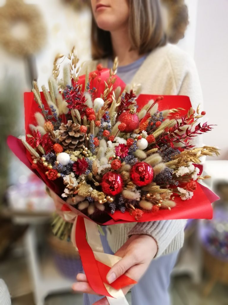 Большой и яркий Новогодний букет из сухоцветов с ёлочными шарами