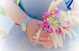 Цветы в грубых мужских руках