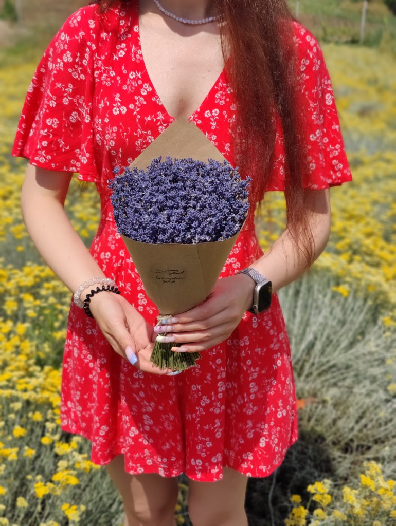 Букет из флористической лаванды в крафте