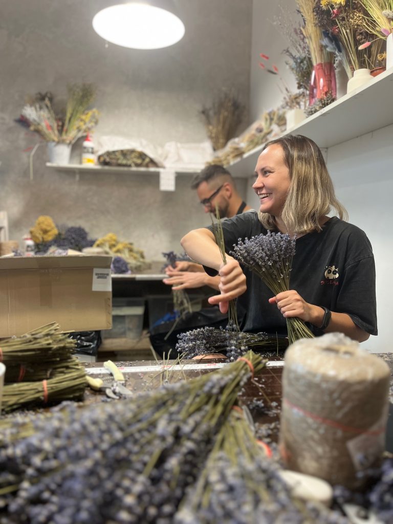 Флористы Лавандового замка создают букеты и композиции из флористической лаванды