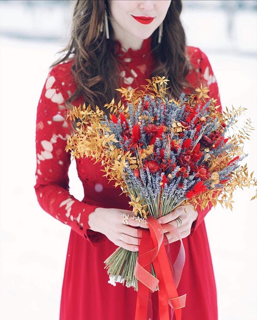 Фото зимнего букета с лавандой и красными сухоцветами. 