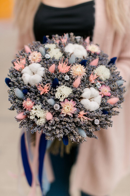 Фото зимнего букета из сухоцветов с синими акцентами в подарок. 