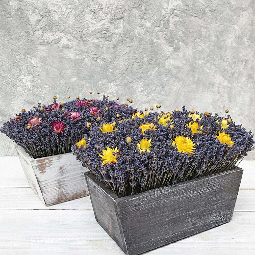 Фото яркой композиции из сухоцветов с лавандой в интерьер. 