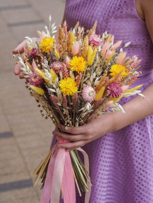 Фото яркого букета из сухоцветов с лагурусом и лавандином. 