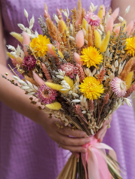 Фото нежного букета из сухоцветов с лагурусом и лавандином. 