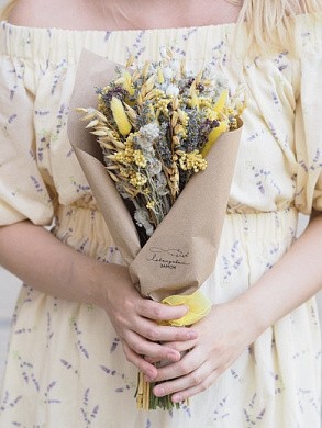 Фото яркого букета из сухоцветов с лавандином в подарок. 