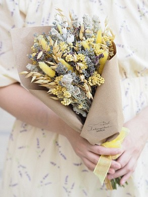 Фото нежного букета из сухоцветов с лавандой и иммортелем в подарок. 