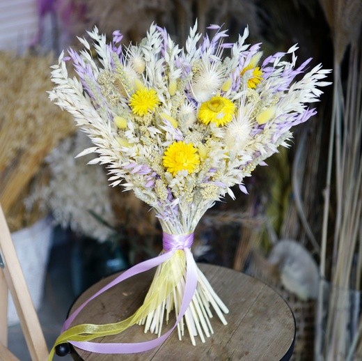 Фото нежного букета из сухоцветов с овсом и гелихризумом в интерьер. 