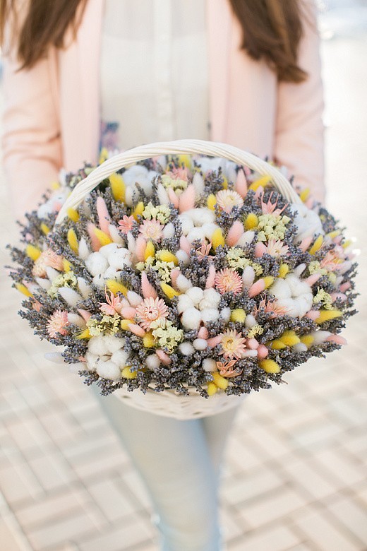 Фото нежной корзины из сухоцветов в интерьер. 