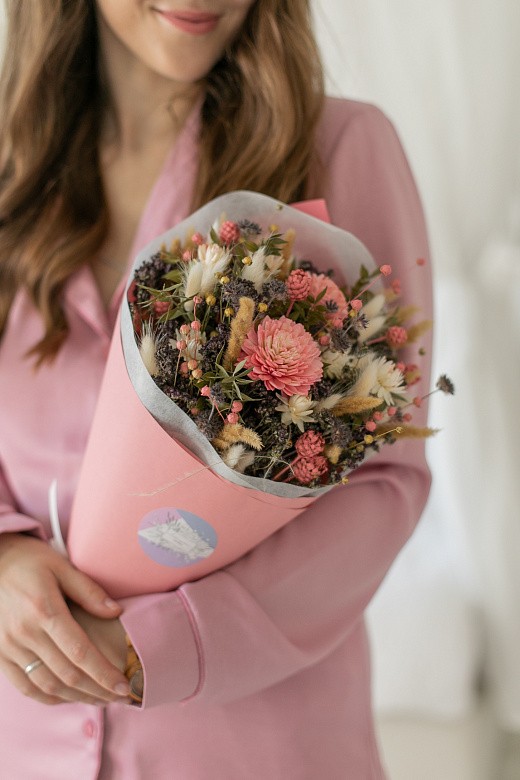Фото нежного букета из сухоцветов в подарок для девушки. 