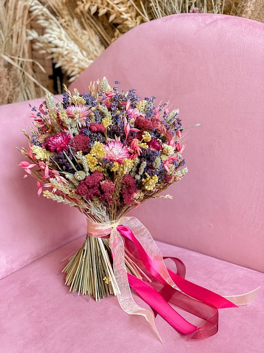 Фото яркого букета из сухоцветов с лавандой в подарок. 