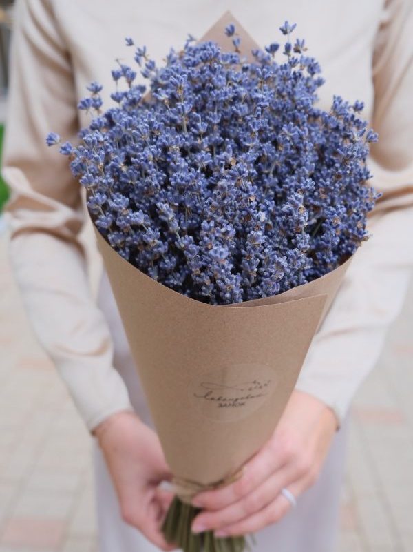 Фото высокий букет из синей флористической лаванды