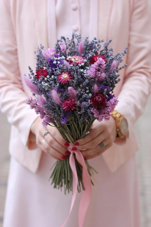Фото яркого букета из сухоцветов для вазы в интерьер. 