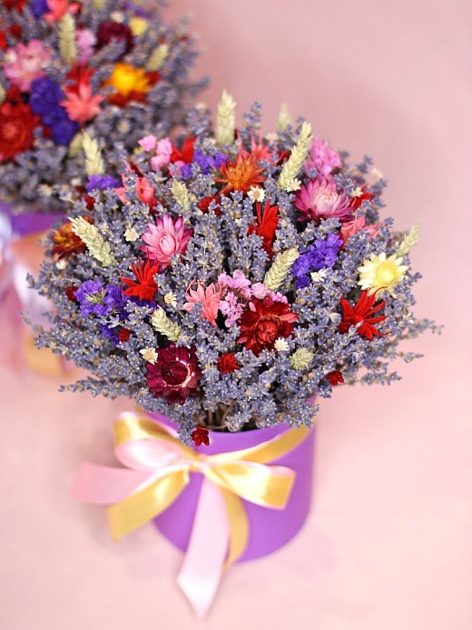 Фото яркой композиции из сухоцветов в подарок на день рождения.