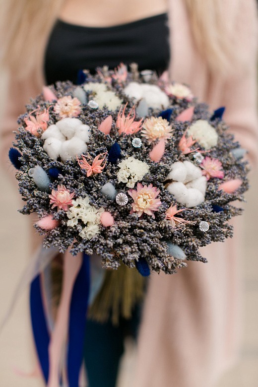 Фото яркого букета из сухоцветов с лавандином и с хлопком в синей цветовой гамме. 
