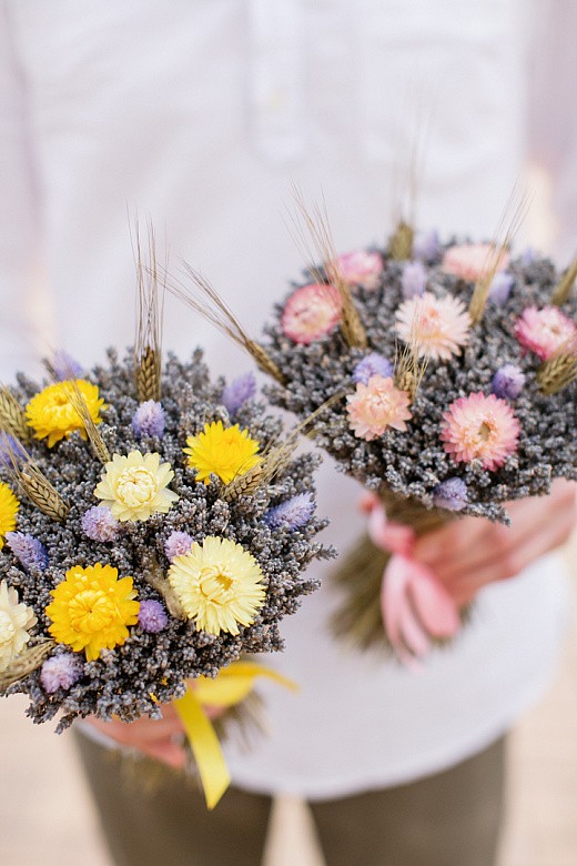 Фото яркого букета из сухоцветов с гелихризумами и пшеницей. 