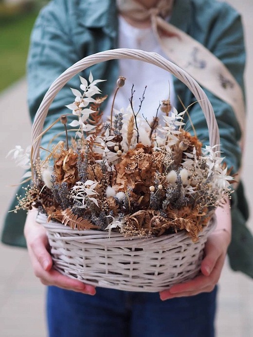 Фото нежной корзины с сухоцветами в интерьер. 