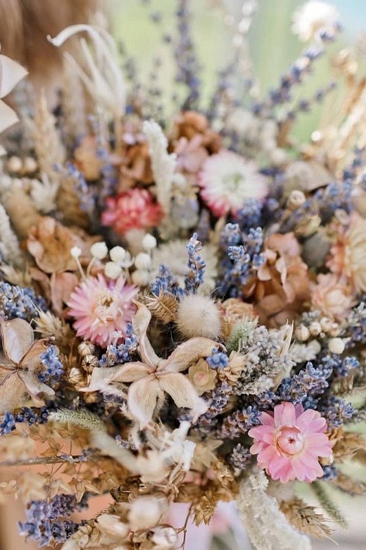 Фото нежного букета из сухоцветов с лавандином в интерьер. 