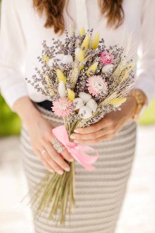 Фото яркого букета из сухоцветов с лавандой и хлопком для вазы. 