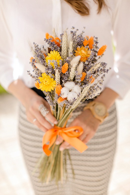 Фото яркого букета из сухоцветов с хлопком и гелихризумом в интерьер. 