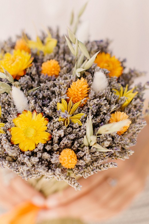 Фото яркого ароматного букета из сухоцветов с лавандином и нигеллой в интерьер. 