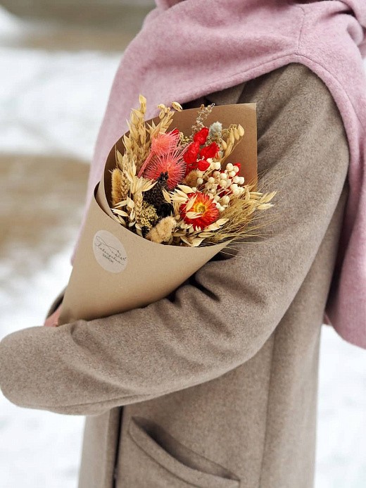 Фото яркого букета из сухоцветов в подарок на день влюбленных. 