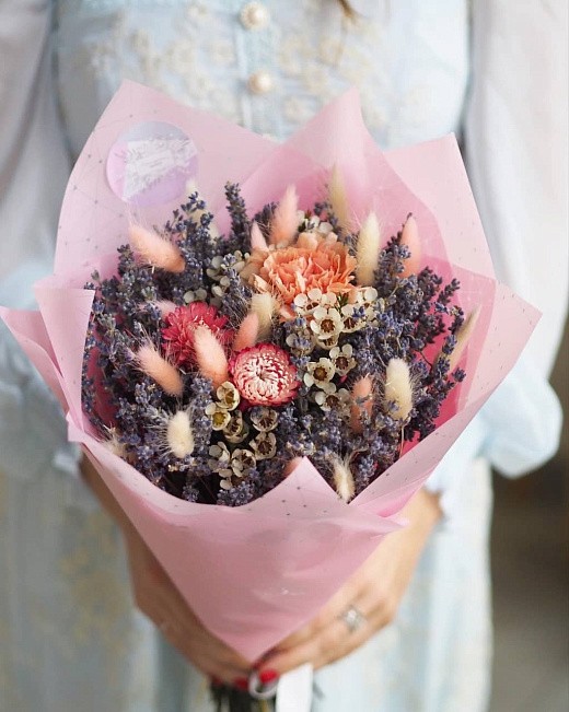Фото яркого букета из сухоцветов и живых цветов в подарок на день рождения. 