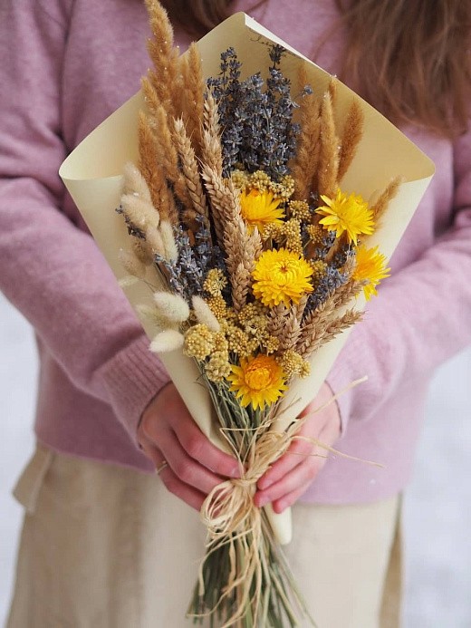 Фото яркого букета из сухоцветов с лавандином и гелихризумами. 