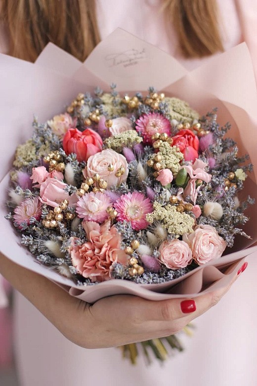 Фото ароматного букета из сухоцветов с лавандином и живыми цветами. 