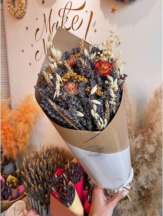 Фото яркого букета из сухоцветов для вазы. 