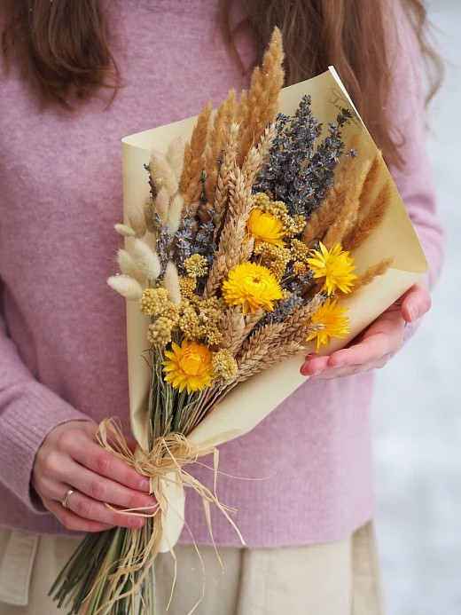 Фото ароматного букета из сухоцветов с лавандином и пшеницей. 
