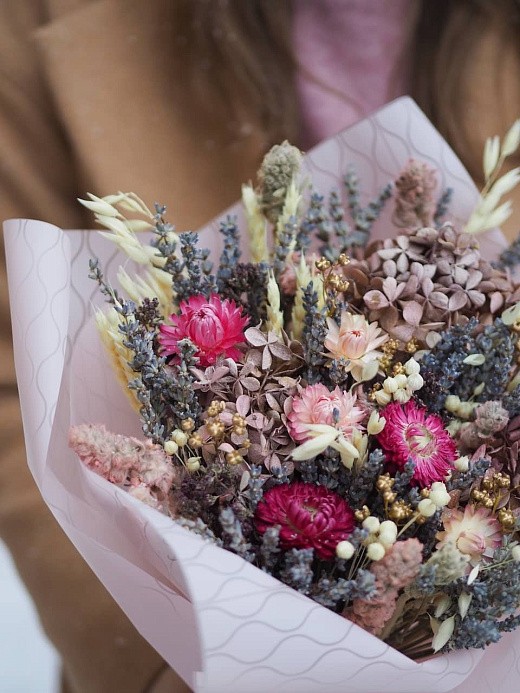 Фото нежного букета из сухоцветов с лавандой и гортензией в подарок. 