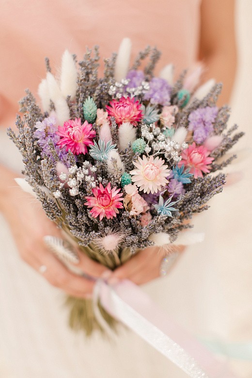 Фото нежного букета из сухоцветов с лаваединой и рутой в подарок. 