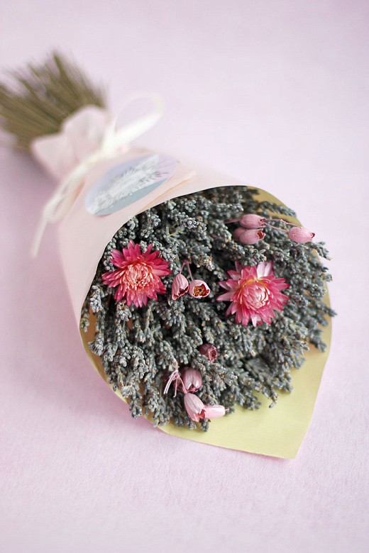 Фото ароматного букета из сухоцветов с лаваедином с гелихризумами. 