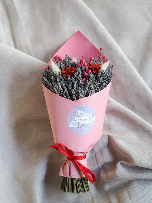 Фото яркого букета из сухоцветов в подарок на День Святого Валентина. 